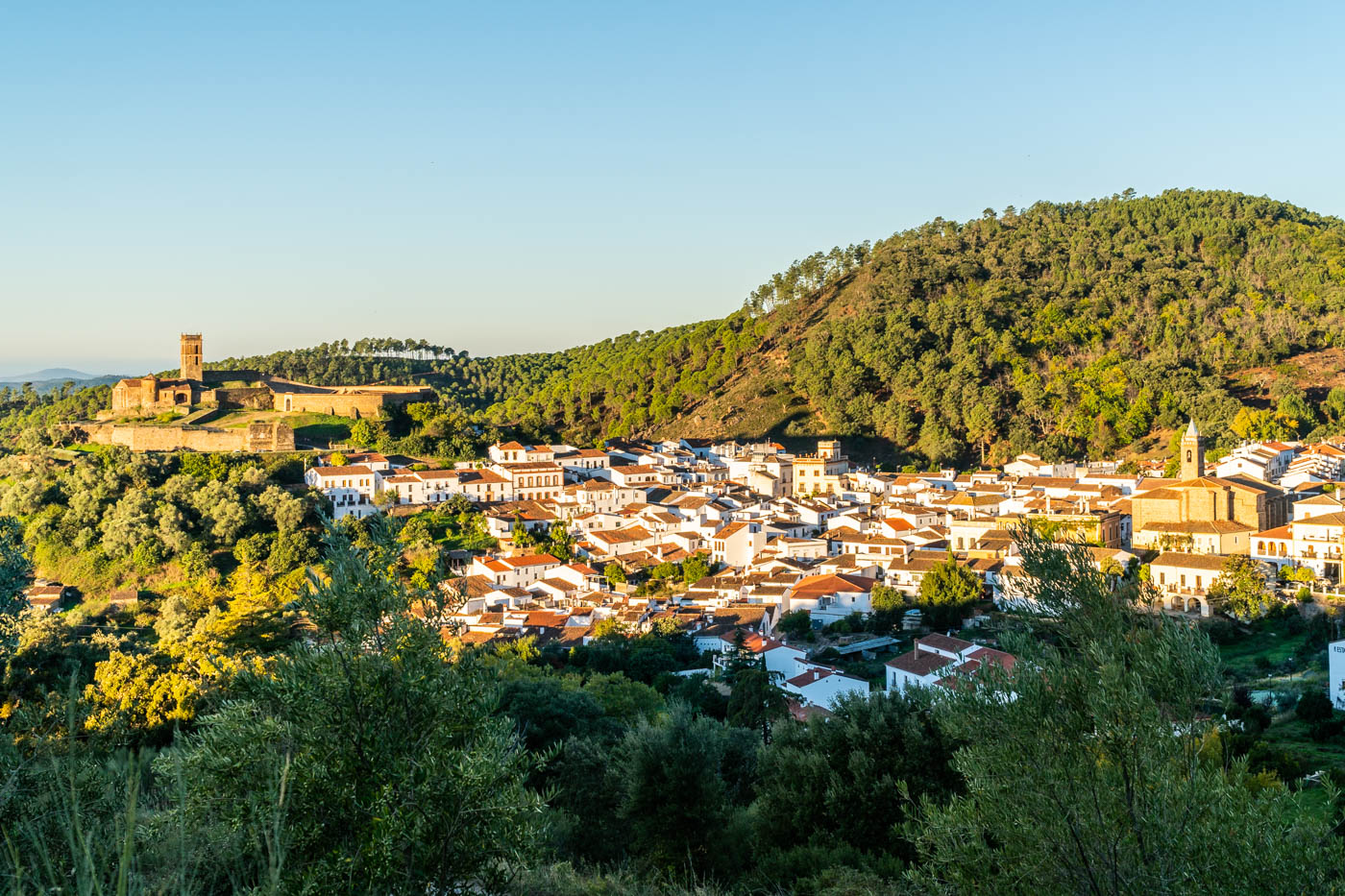 Pueblos del entorno como Almonaster