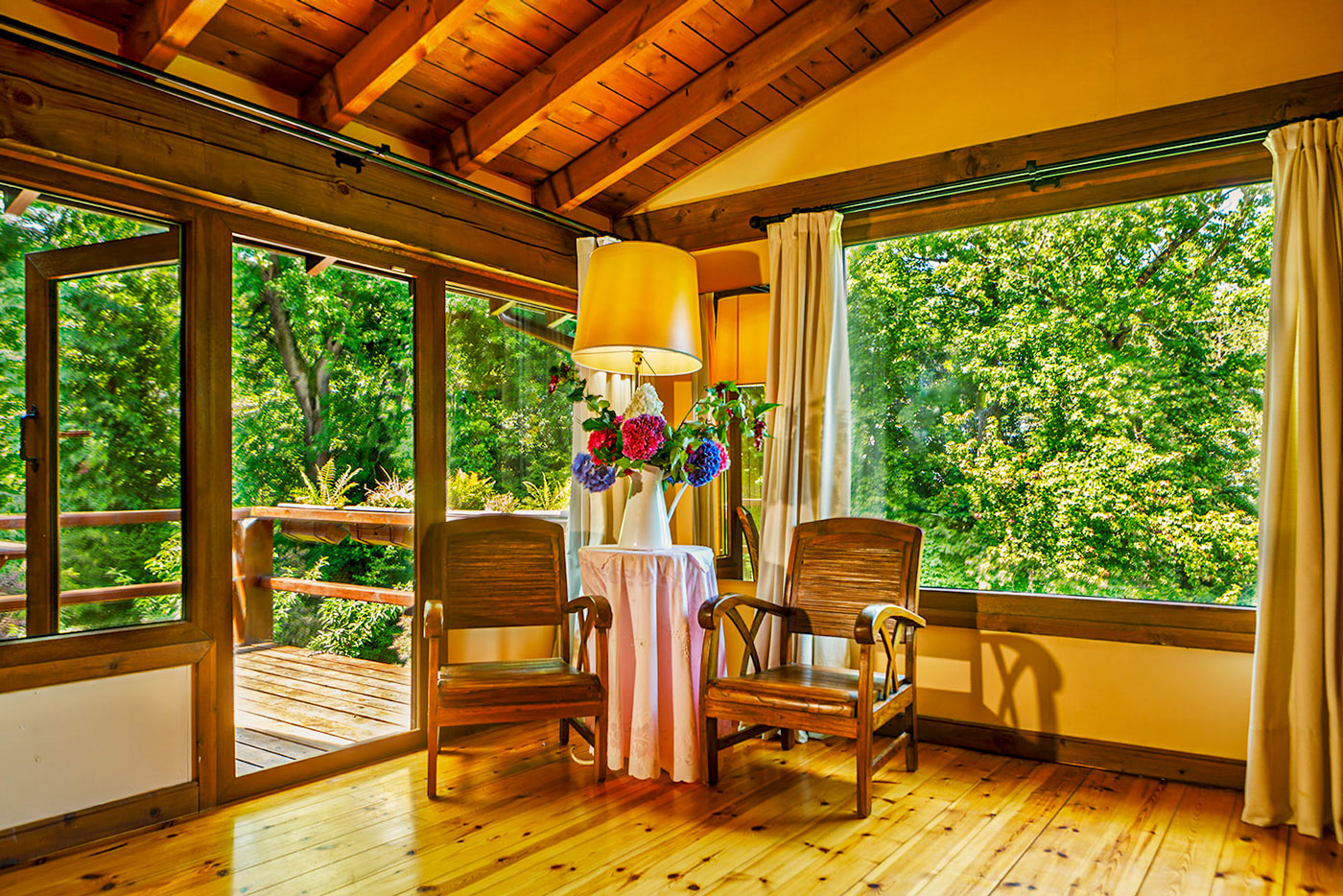 Sala de estar y terraza privada de habitación principal