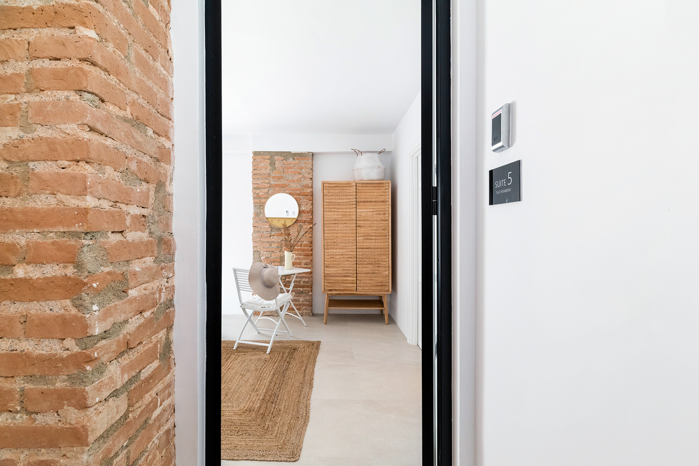 Acceso a suite 5 desde pasillo con acceso exterior