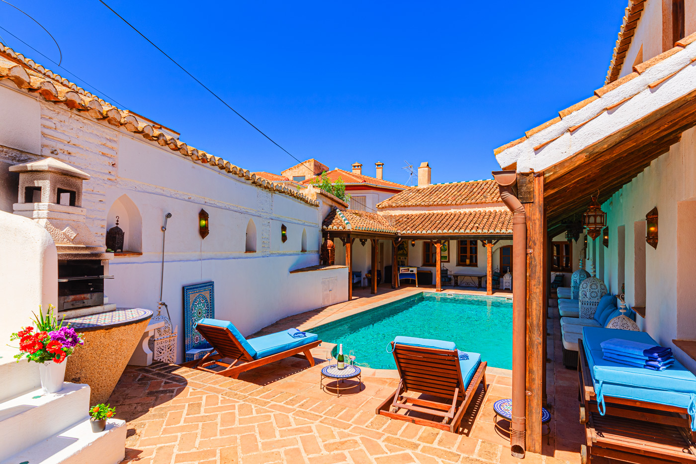 Barbacoa de obra (a la izquierda)