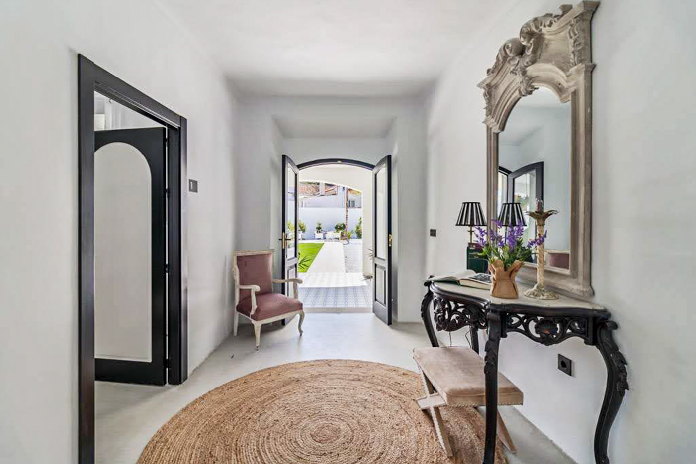 Pasillo de salida a jardines y piscina