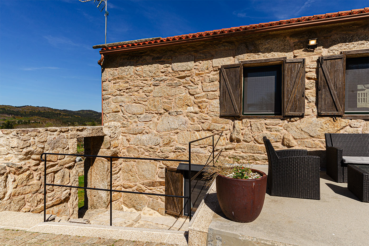 Access to lower level gardens