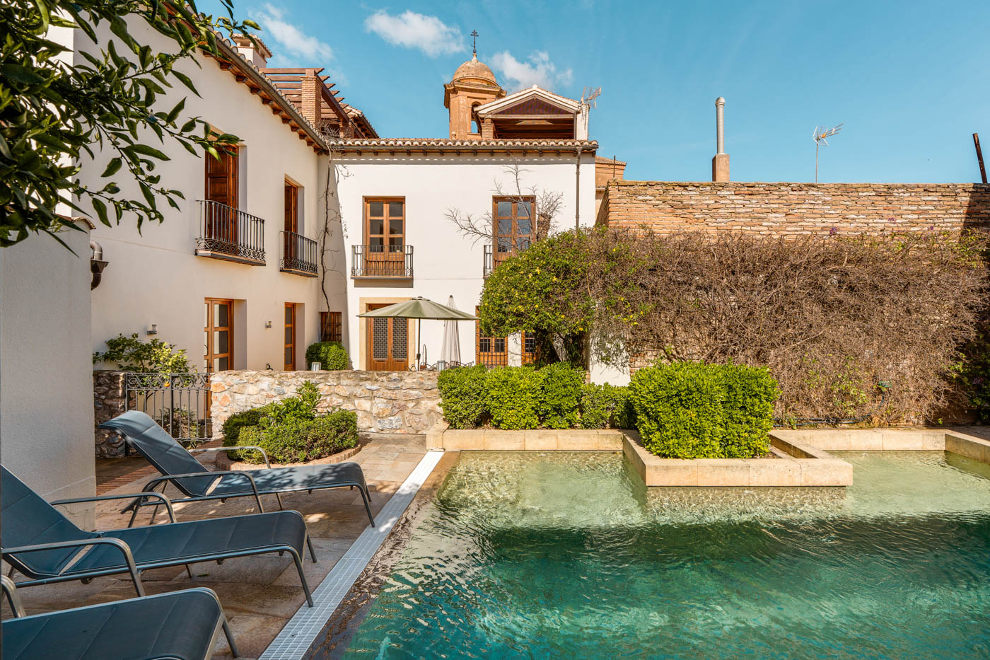 House and pool all at hand