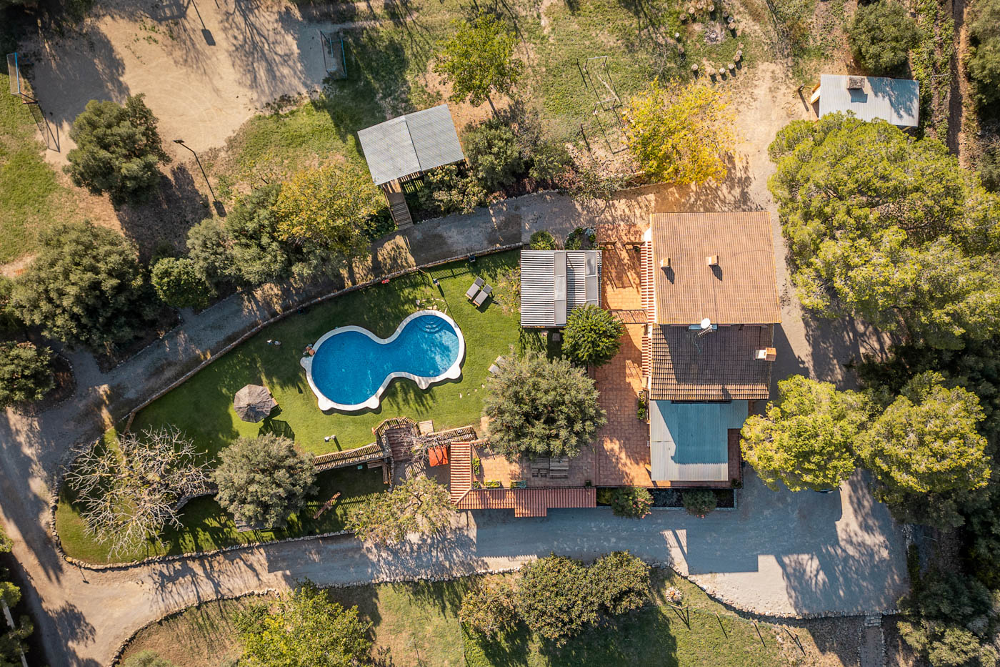 Villa con piscina, terrazas y pérgolas
