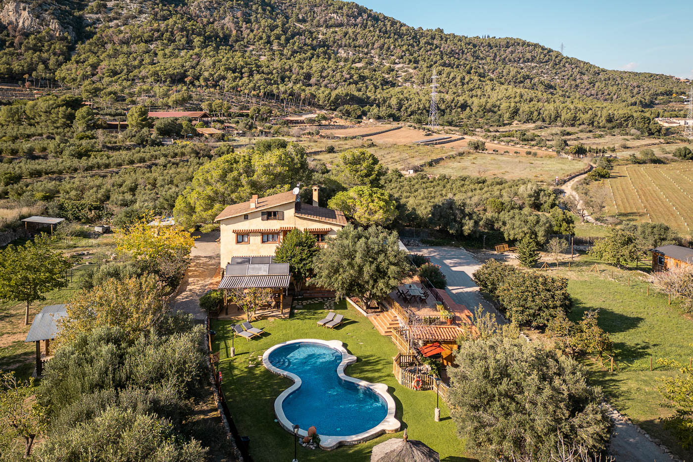 Casa y piscina vista desde el cielo