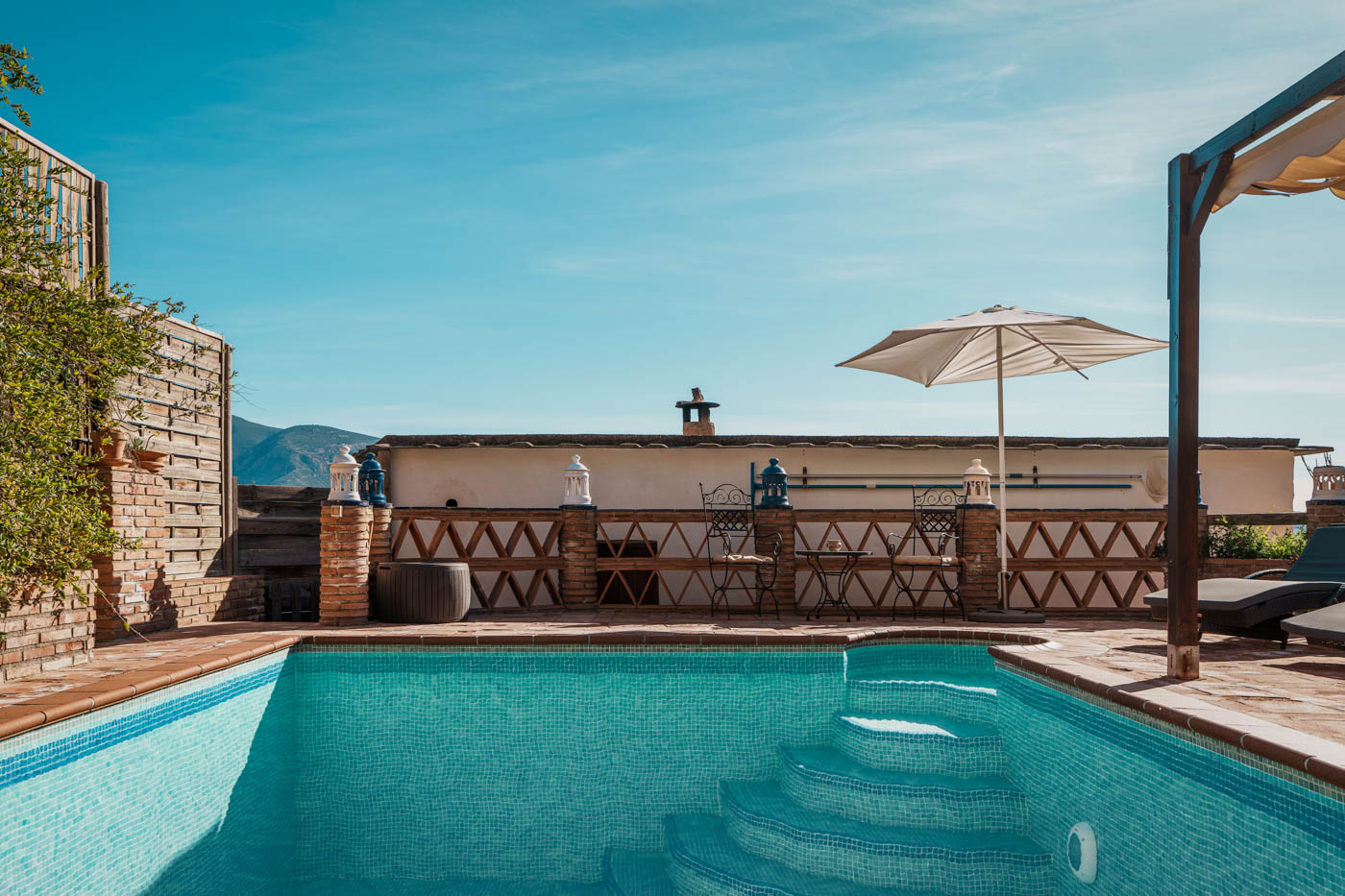 Piscina privada en una terraza ubicada encima de la casa