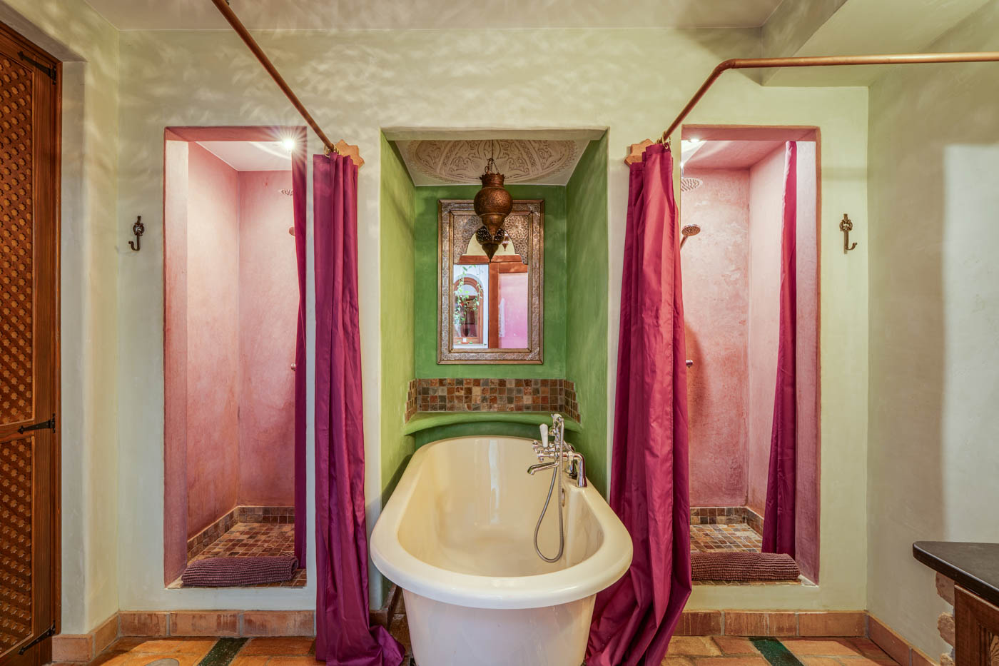 Baño en planta baja con duchas y bañera