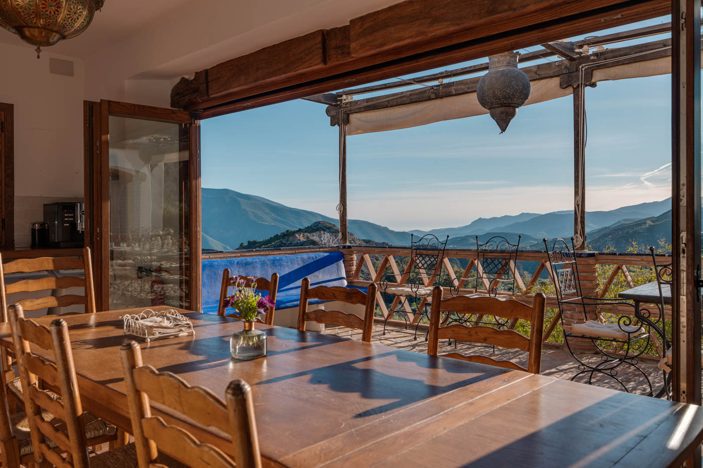 Comedor de interior y de exterior con vistas increíbles