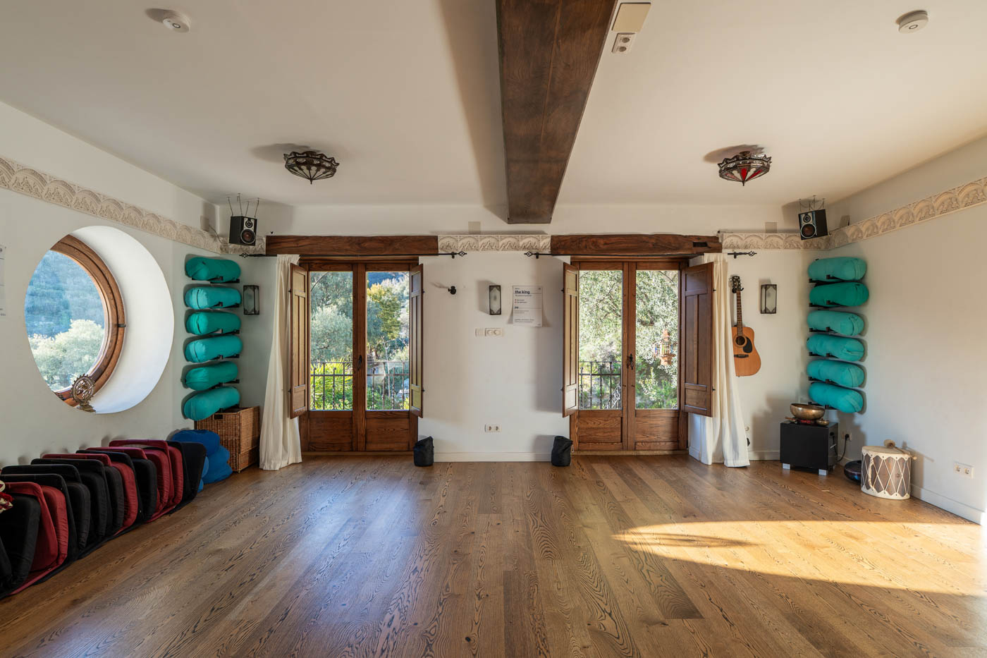 El amplio salón puede usarse también para yoga si  así se desea