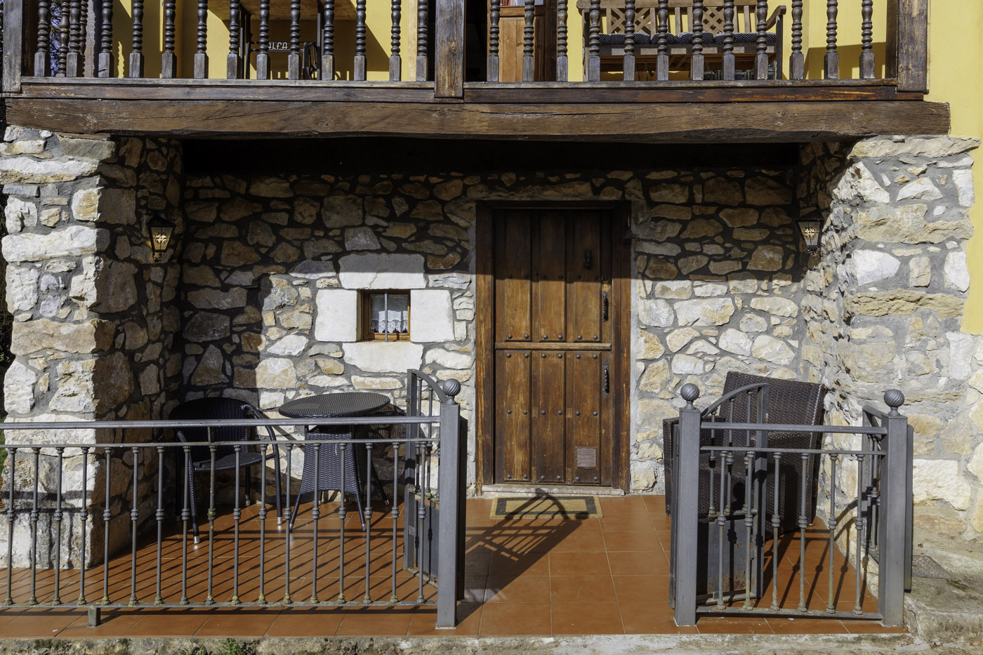 Puerta de entrada y terrazas delanteras