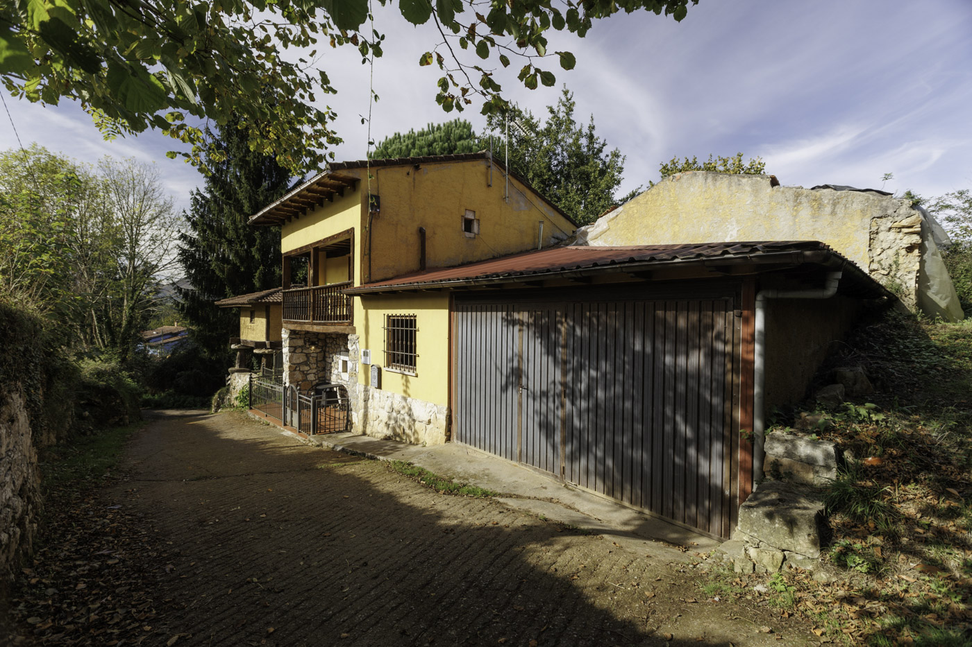 Aparcamiento cubierto junto a la casa