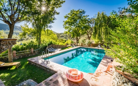 Piscina de 11 metros, compartida con otros huéspedes en la finca 