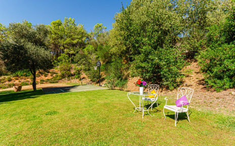 Intimate spots to relax