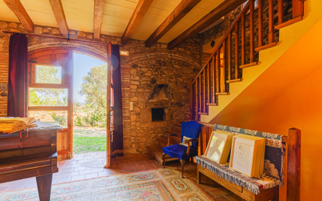 First floor has its own doors to gardens