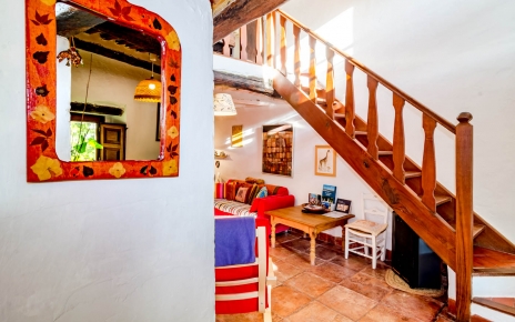 Escaleras llevan a la habitación de la galería,( tiene cama doble)