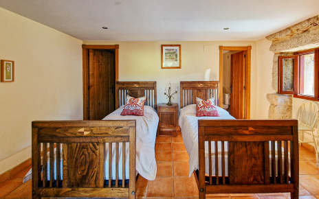 Bedroom 4 has twin beds