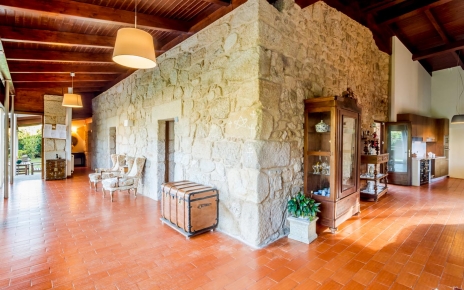 Amplio y luminoso pasillo con acceso a dormitorios y jardines