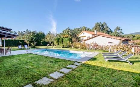 Grandes jardines con césped, buenos para los niños