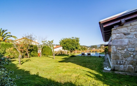 El jardín rodea toda la casa