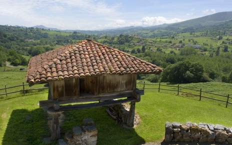 From 2023, there is a relaxing area below the horreo