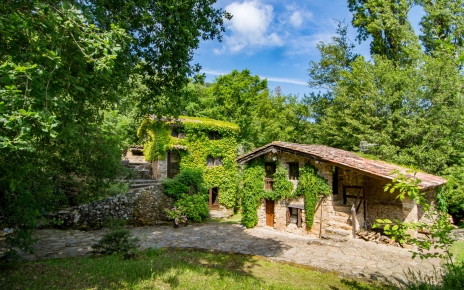 Main house and casita are next to each other