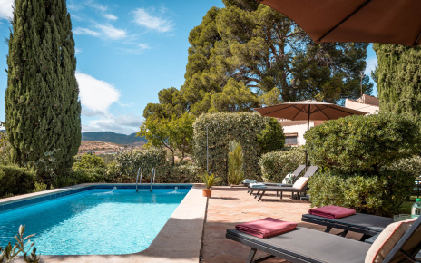 El anexo y la casa principal están junto a zona de pisicina