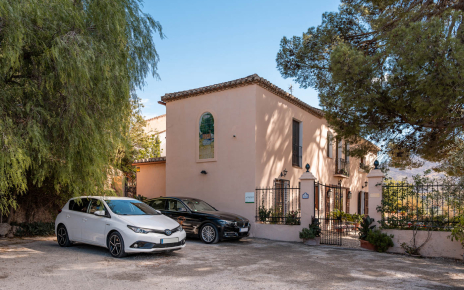 La zona de parking está directamente junto a la casa