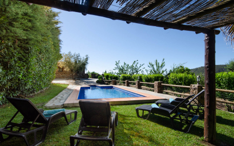 Zona con sombra junto a la piscina