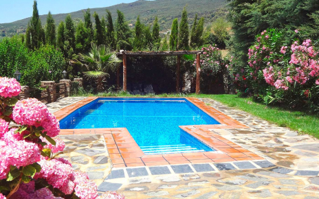 Zona de piscina en julio