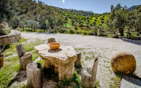 Children like this rocky table top