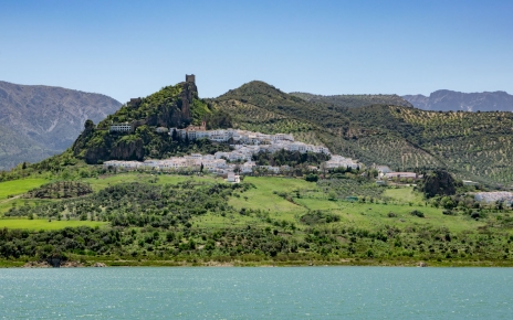 Zahara lake is 15 mins away