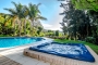 Jacuzzi junto a la piscina al aire libre