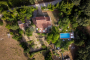 Casa, jardines y piscina vistos desde arriba
