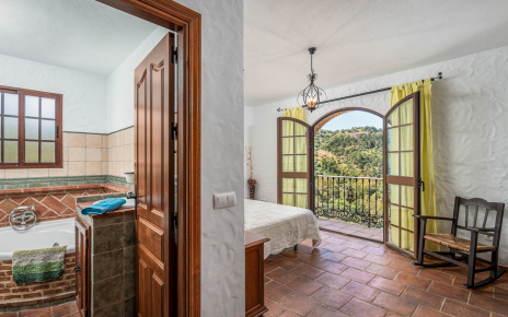 El dormitorio principal dispone de baño propio con jacuzzi