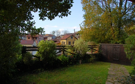 El pequeño pueblo (con un restaurante) se encuentra a 2 minutos andando