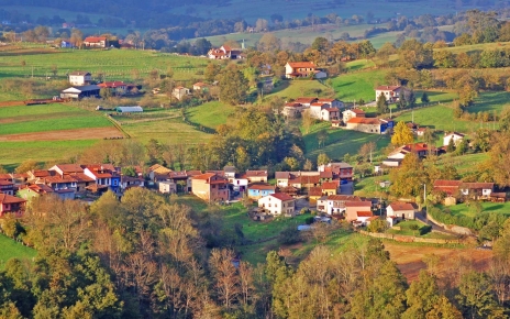 La propiedad se encuentra al borde del pequeño pueblo