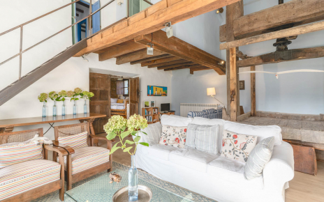 Salón y escalera de hierro (no apto para niños pequeños)