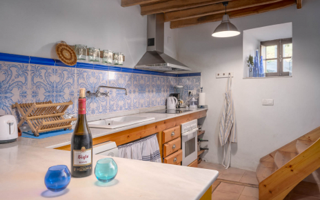 Cocina, con segunda escalera a las habitaciones