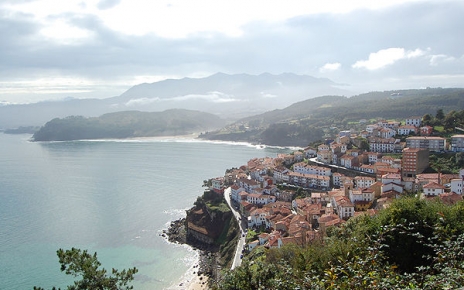 Lastres (20 minutos) es un buen lugar para pasear y tomar algo