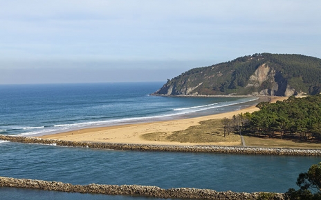 Playa Rodiles (con estuario rompeolas) a 3 km