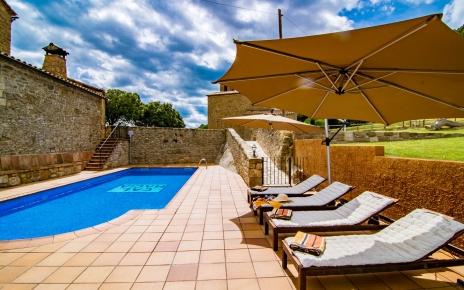 Amplia piscina privada con valla 