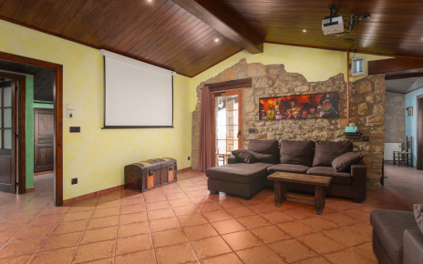 Este salón se encuentra en el segundo piso  