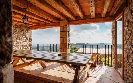 Terraza / comedor con acceso desde la cocina y comedor 