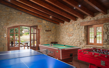 Zona de juegos con salida a porche amueblado