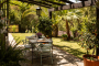 Comedor con sombra junto a la cocina