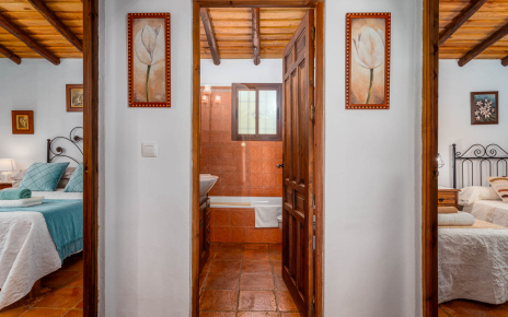 Bathroom between bedroom 1 and 2