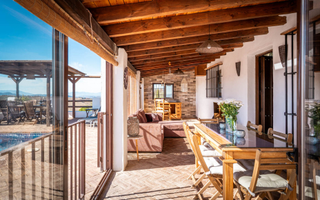 Porche acristalado con mobiliario