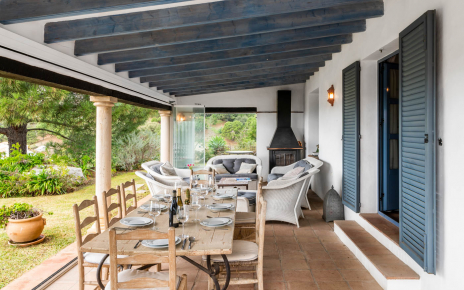 Smart retractable glass panels opening to gardens