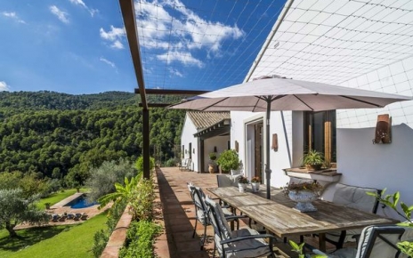 Al fresco meals with panoramic views