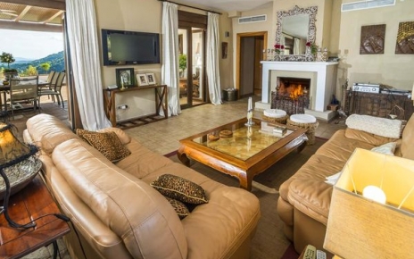 Living areas opening to terraces